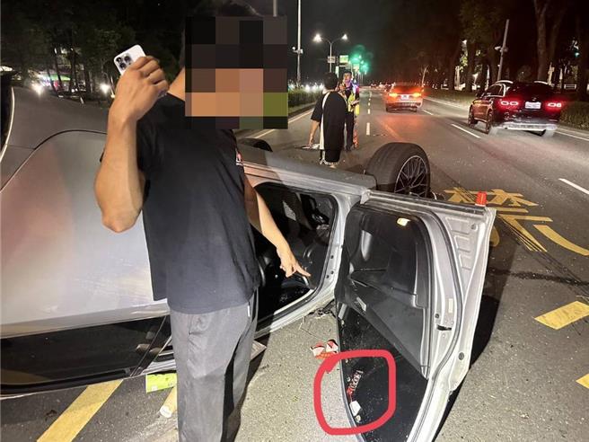 台灣新聞通訊社-嘉義男飆速連撞2車「四輪朝天」 警搜出毒咖啡包逮人