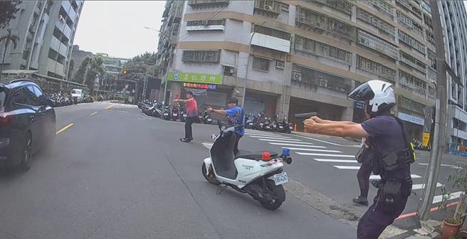 台灣新聞通訊社-毒犯拒捕駕車衝撞2員警 土城警連轟16槍逮人