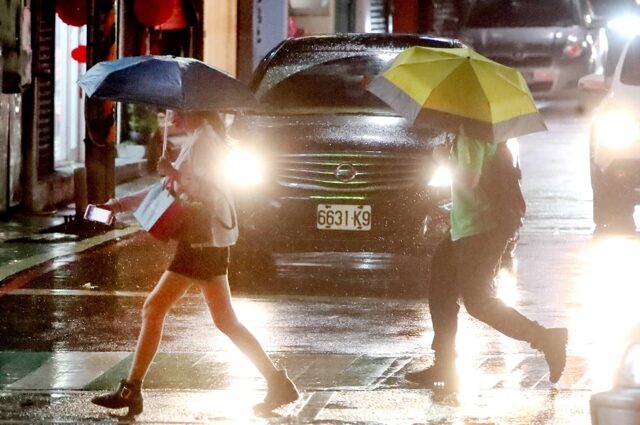 台灣新聞通訊社-雨勢加劇！氣象署深夜0時發布12縣市豪雨特報 4縣市大雷雨「用倒的」