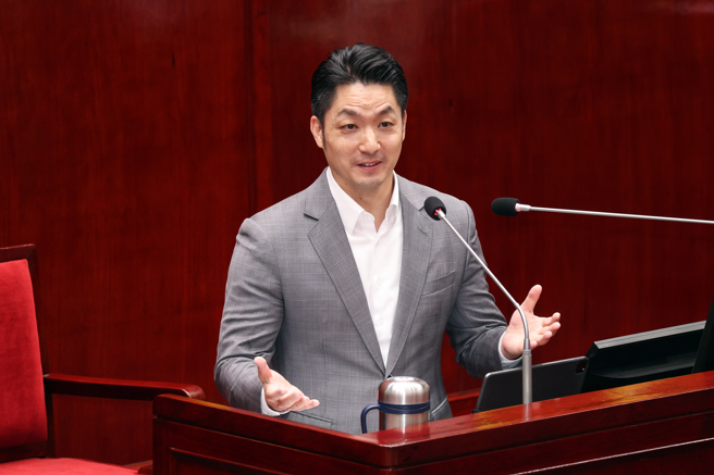 台灣新聞通訊社-沈伯洋稱公務員假日發稿不正常 蔣萬安回應了