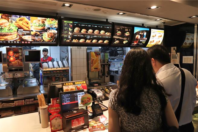 台灣新聞通訊社-麥當勞熄燈不賣了!百貨改開「老牌炸雞始祖」 網讚完勝麥脆雞