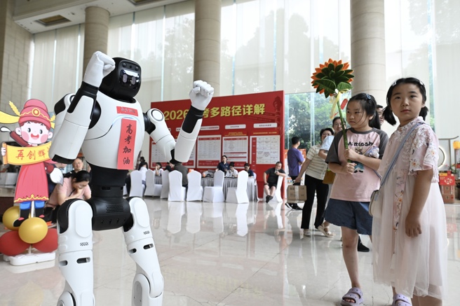 台灣新聞通訊社-1290萬陸考生拚前途 AI企業封鎖高考解題功能防作弊