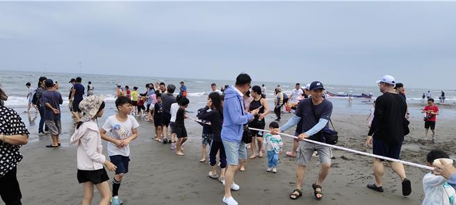 台灣新聞通訊社-苗栗後龍鎮水尾社區牽罟千人響應 傳統漁業文化再現生機
