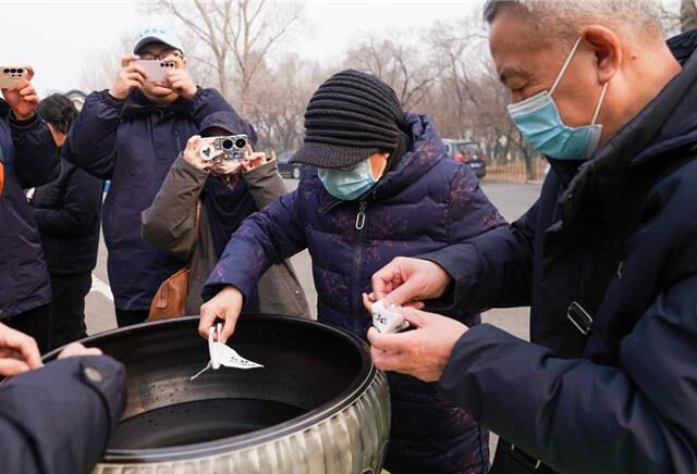 台灣新聞通訊社-「抬棺上街送葬」踩紅線！陸男子遭拘留 公職人員也挨罰