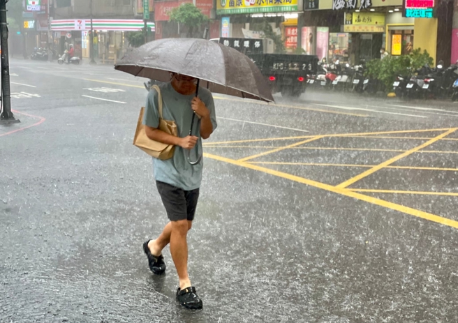 台灣新聞通訊社-快訊》雨區擴大!雙北15縣市大雨特報 下到晚上