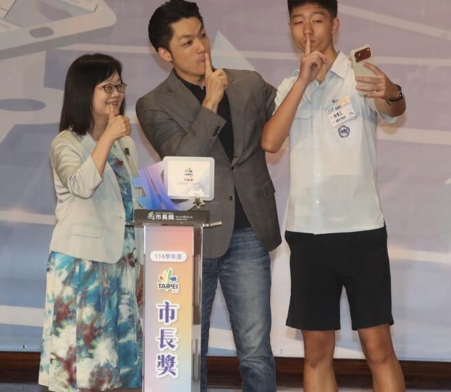 台灣新聞通訊社-蔣萬安親頒市長獎給大寶 再比「Faker」招牌姿勢自拍
