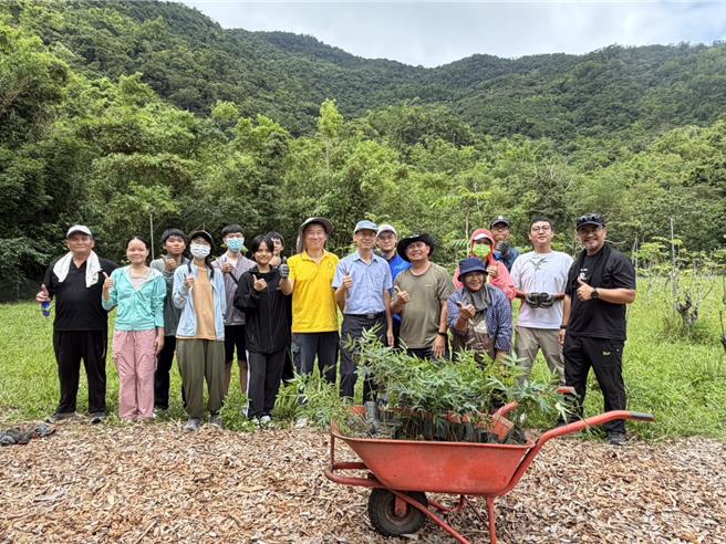 台灣新聞通訊社-首度跨入部落!東大師生前進達魯瑪克部落 種下永續香椿