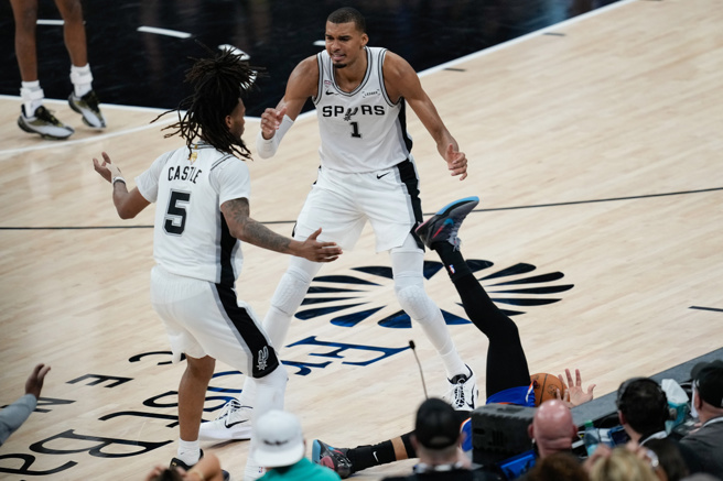 台灣新聞通訊社-NBA》卡索爾無過失?重播鏡頭顯示「有等待文班亞馬傳球」