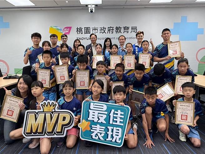 台灣新聞通訊社-桃園國小桌球隊全國奪雙冠!張善政表揚少年國手