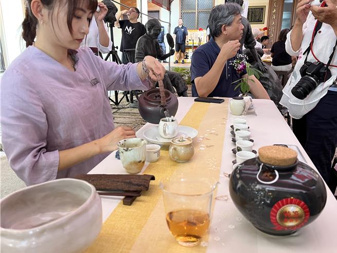 台灣新聞通訊社-35年梅月烏龍老茶!每斤10萬 南投茶賽開放民眾試飲