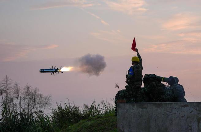台灣新聞通訊社-標槍飛彈升空「消失」？軍事粉專曝關鍵2原因：謠言不攻自破