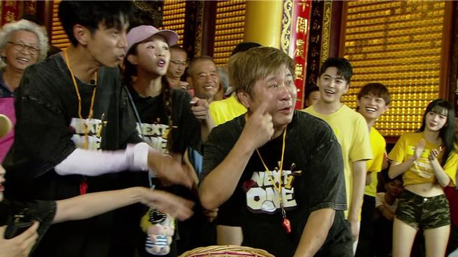台灣新聞通訊社-胡瓜被96歲嬤「用米砸臉」場面太鬧!豪撒高額獎金仍笑咪咪