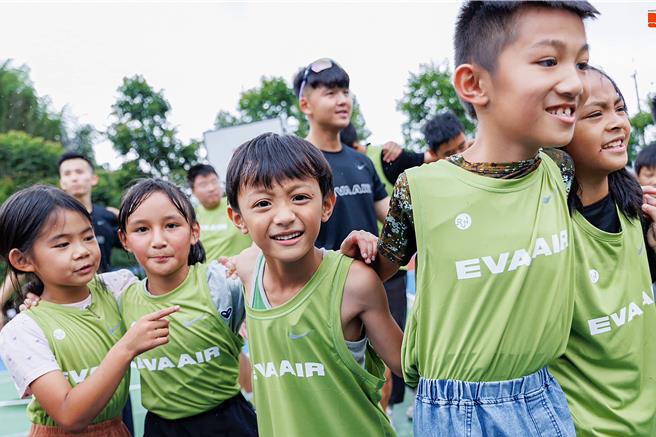 台灣新聞通訊社-長榮航空「幼苗計畫」首站嘉義!為偏鄉學童播下運動夢想種子
