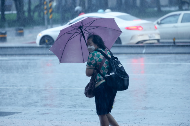 台灣新聞通訊社-4地大雷雨警戒！15縣市豪雨大雨特報 恐下到晚上