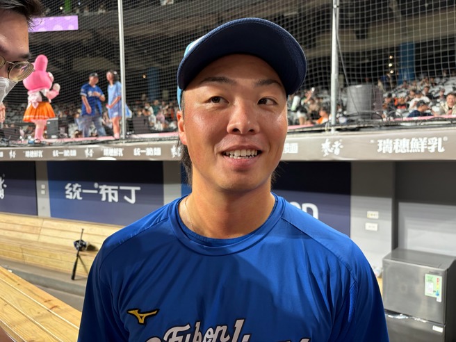 台灣新聞通訊社-中職》鈴木駿輔中指裂傷仍想先發 自掏腰包請飲料致歉