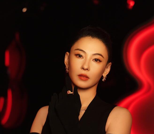 台灣新聞通訊社-43歲張柏芝穿17年前LV親子裝!Lucas今180公分 網驚:媽媽完全沒變