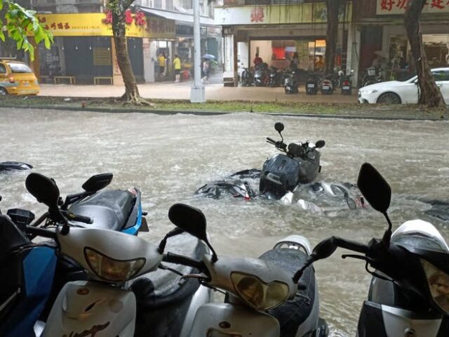 台灣新聞通訊社-台北內湖泡在水裡「馬路變黃河」 路邊計程車快滅頂