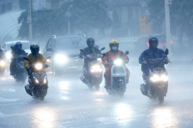 台灣新聞通訊社-天氣》滯留鋒雨灌南部!周二升級全台暴雨 2地「紫到發白」