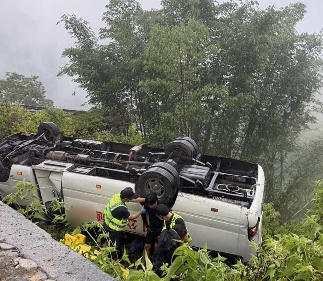 台灣新聞通訊社-才看完合歡山杜鵑就出事! 菲律賓旅團巴士返程翻覆16傷