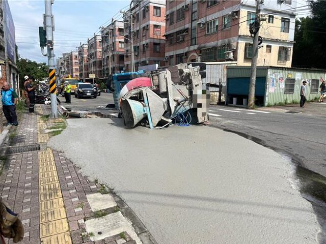台灣新聞通訊社-新竹成德路預拌混泥土車翻覆！滿地泥漿波及3機車 2人送醫