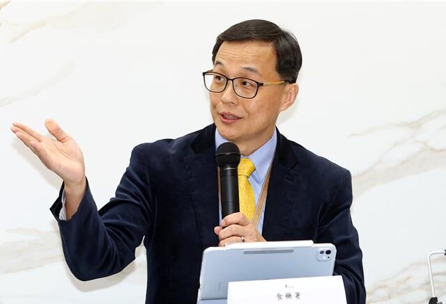 台灣新聞通訊社-開審預算人卻在美國！食藥署長遭轟出國逍遙 慘被凍結2千萬