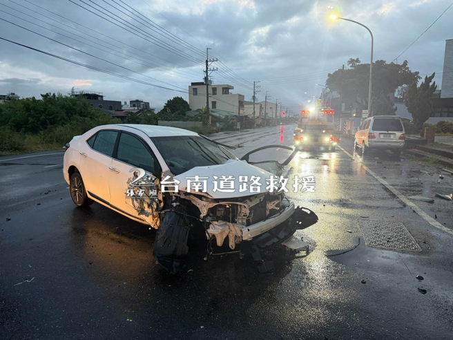 台灣新聞通訊社-自撞翻覆成廢鐵！台南男「受困變形車體」救出命危