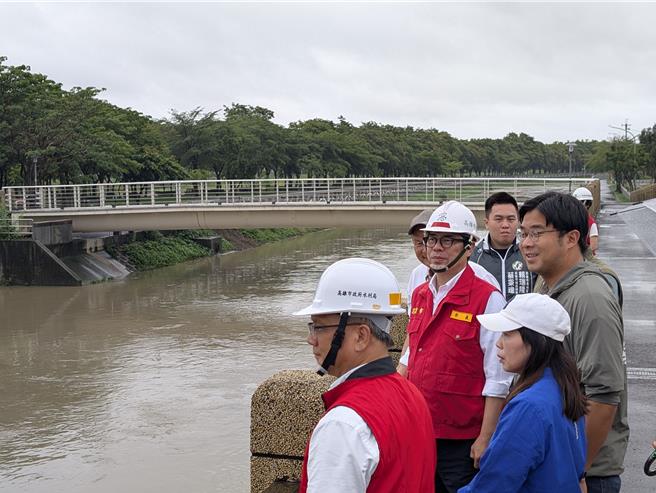 台灣新聞通訊社-雨彈狂炸!六龜雨量破250毫米 八涳橋打通瓶頸水位狂降1公尺