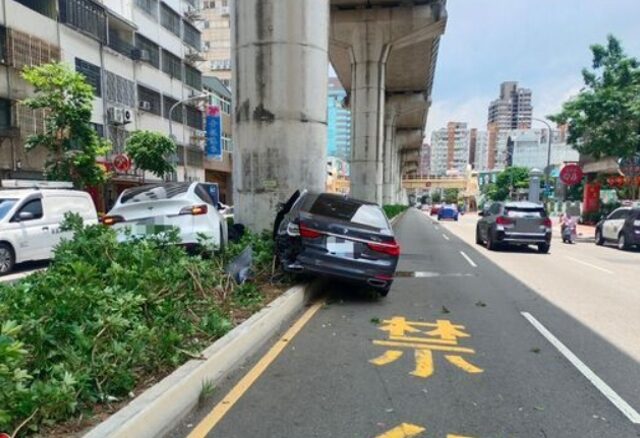台灣新聞通訊社-名車對決！中捷高架下特斯拉、BMW擦撞  雙雙衝上分隔島
