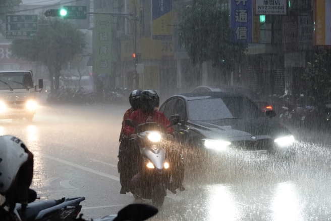 台灣新聞通訊社-「梅雨鋒面就在門口」愈晚雨更猛 升級西南氣流炸2天