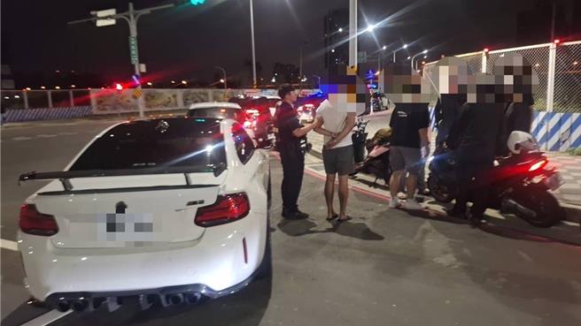 台灣新聞通訊社-塭仔圳重劃區深夜汽機車齊聚!新莊警攔查17人依法管束