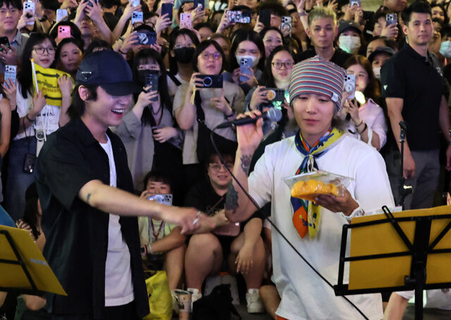 台灣新聞通訊社-直擊》FTISLAND突襲台北街頭唱40分鐘 李洪基當場嗑芒果問候阿嬤粉