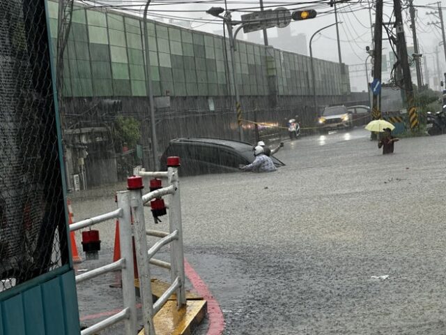 台灣新聞通訊社-驚險畫面！汐止福德三路涵洞淹水 休旅車硬闖受困險滅頂