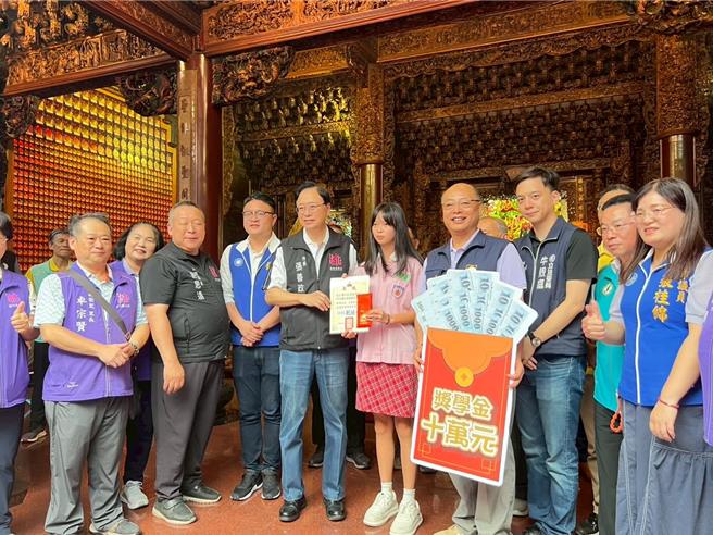 台灣新聞通訊社-航空城武財神助學青年 誠聖宮獎學金制度催生全國會考榜首