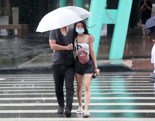 台灣新聞通訊社-快訊》梅雨鋒面來了!16縣市大雨特報 下到明晚