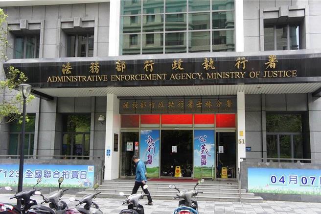 台灣新聞通訊社-欠罰單60萬元不繳 保時捷送修遭查封