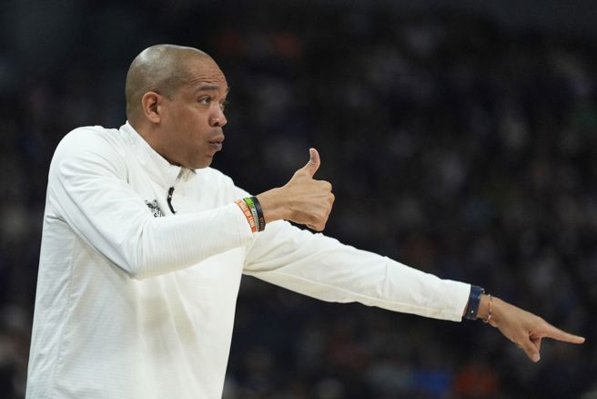 台灣新聞通訊社-WNBA》美國女籃總教練對裁判發火 竟遭警察驅逐出場