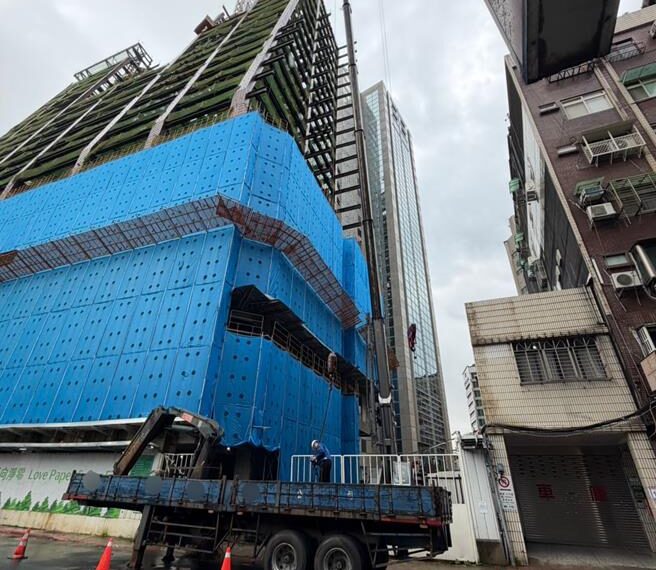 台灣新聞通訊社-北市午後突發大雷雨 工地吊車遭雷擊2人送醫