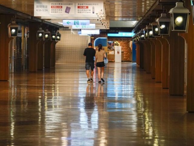 台灣新聞通訊社-大雨灌雙北！北車地下街淹水 店家急拉封鎖線應變