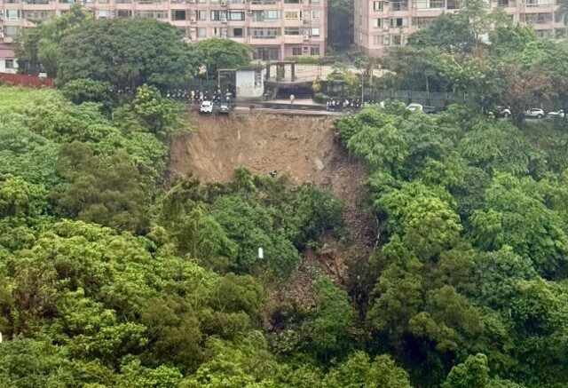 台灣新聞通訊社-快訊》暴雨轟炸新店！道路瞬間崩塌「多車懸空」社區住戶嚇壞了