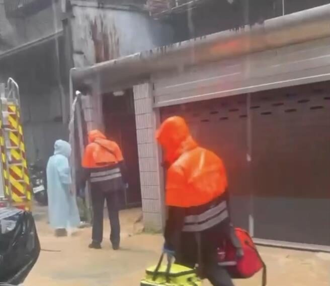 台灣新聞通訊社-北市信義區雨水灌進家門! 吳興街巷內積水 住戶驚險獲救