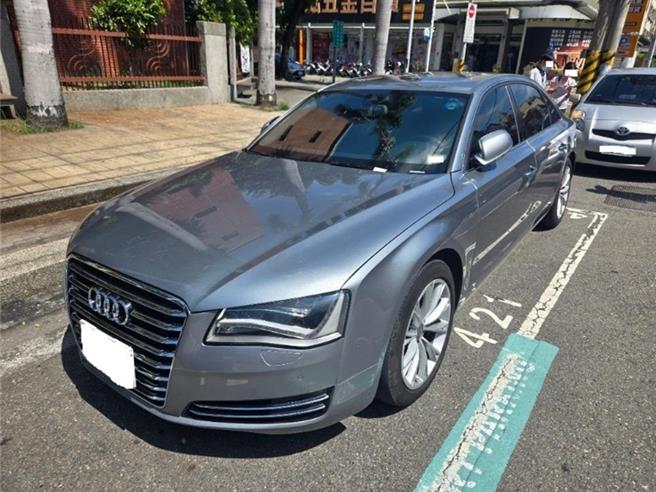 台灣新聞通訊社-奧迪A8豪車遭查封拖吊 鐵腕逼賴皮男繳清38萬稅款