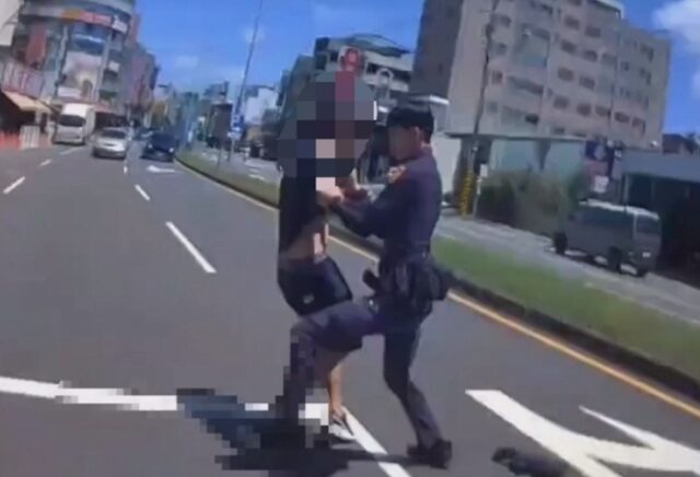 台灣新聞通訊社-楠梓騎士逆向遭警攔竟「尿遁、買水、狂奔逃」  一篩又是陽