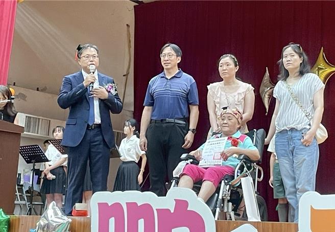 台灣新聞通訊社-67歲阿嬤抗癌骨轉移不放棄 坐輪椅畢業獲選模範生