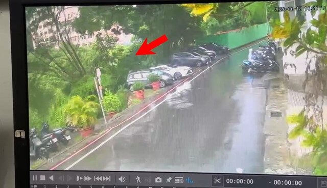 台灣新聞通訊社-影》新店走山崩落瞬間曝！車輛如遭吞噬般墜落
