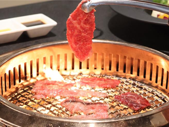 台灣新聞通訊社-延吉街燒肉戰區再開戰!11道肉品加專人代烤搶客