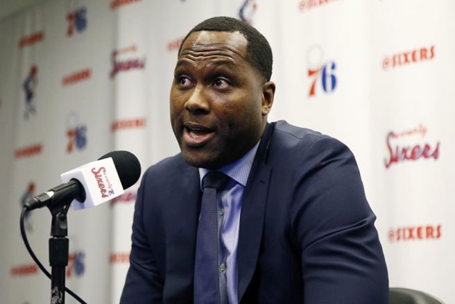 台灣新聞通訊社-NBA》七六人「狀元總管」布蘭德卸任 超過25年無緣東區決賽