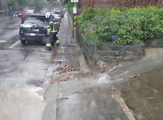 台灣新聞通訊社-午後強降雨致多處積水 北市府動員應變、迅速恢復市容