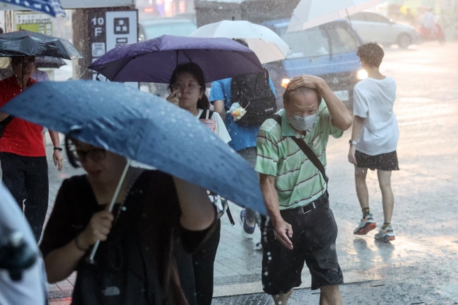 台灣新聞通訊社-國家警報響!北北基大雷雨轟炸 16縣市大雨特報