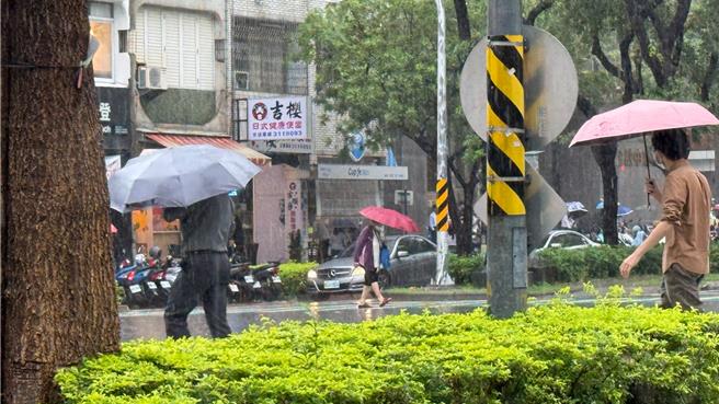台灣新聞通訊社-豪雨持續襲擊!高雄宣布5行政區明天停班課