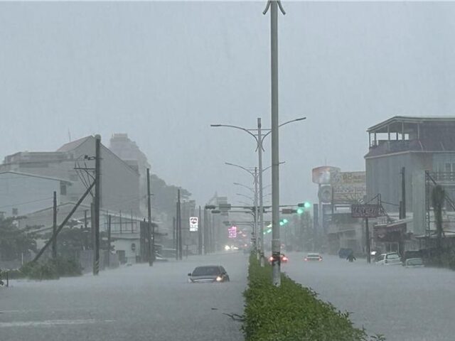 台灣新聞通訊社-暴雨狂炸！屏東9測站雨量破400毫米 道路變小河、車輛險滅頂